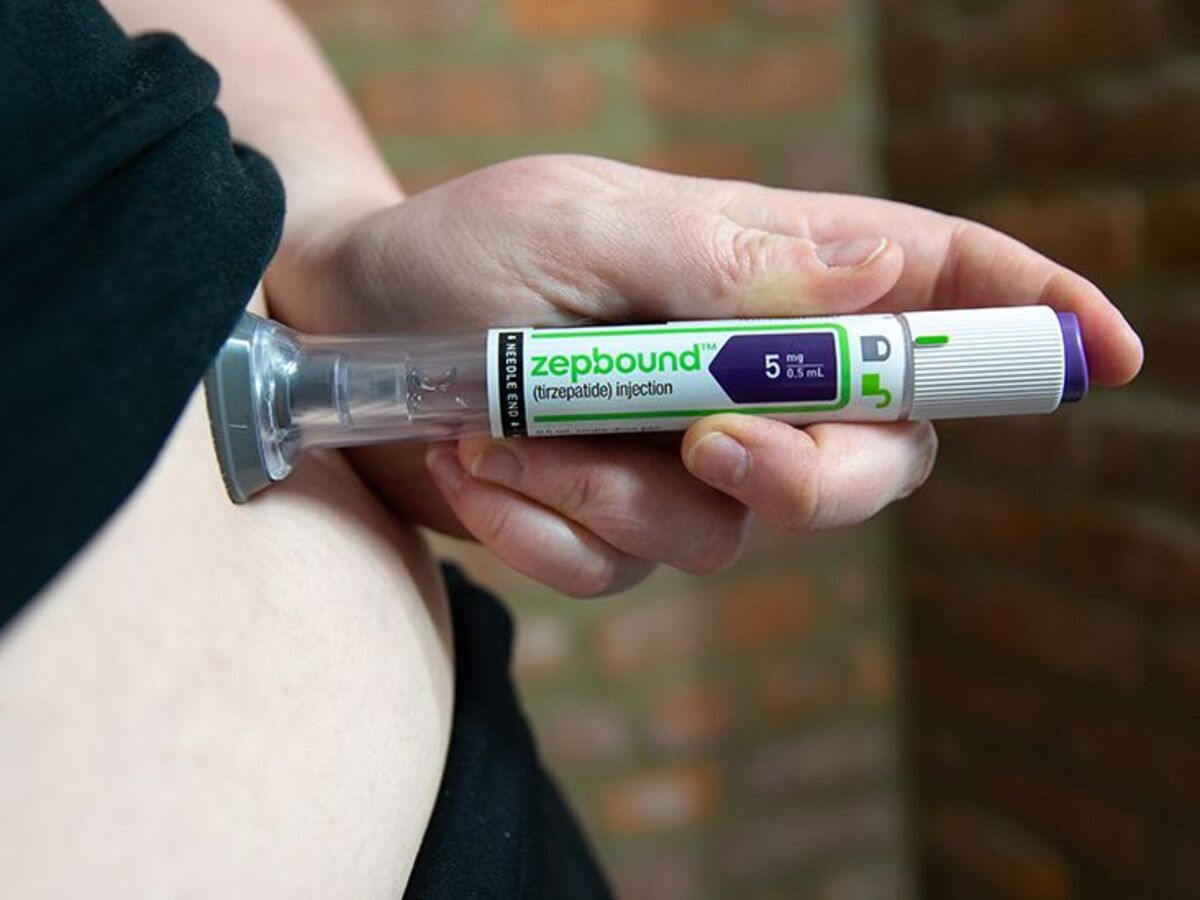 A GLP-1 injection pen held at the final-shot moment.